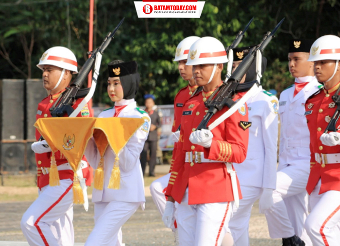 Petugas Paskibraka saat pelaksanaan upacara HUT RI ke-78 di Pulau Mantang Bintan
